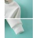 البلوزة الصوفية البيضاء ذات التصميم العادي الغير رسمي والمطبوعة من الامام