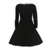 فستان أسود منسدل بأكمام طويلة