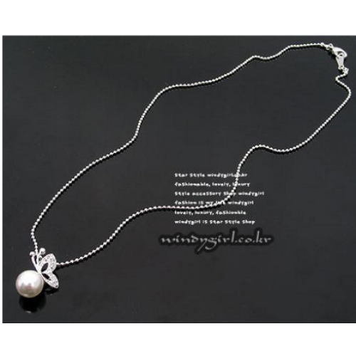 قلادة رائعة وأقراط للأذن جميلة