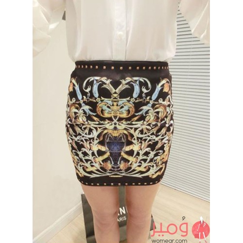 تنورة قصيرة قصة ضيقة مزينة بطبعات نقوش تغطى كامل التصميم 