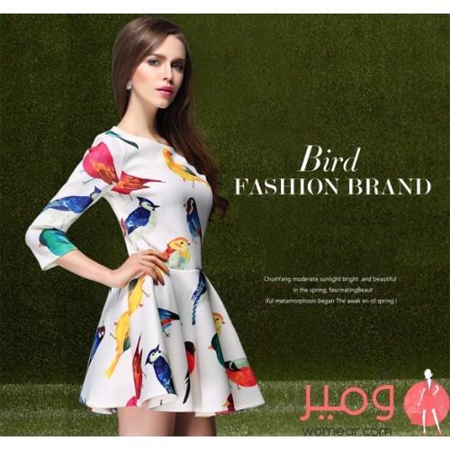 فستان  قصير بثلاثة أرباع الكم مزين بنقوش على كامل التصميم ذات اكمام قصيره رقبه دائريه 