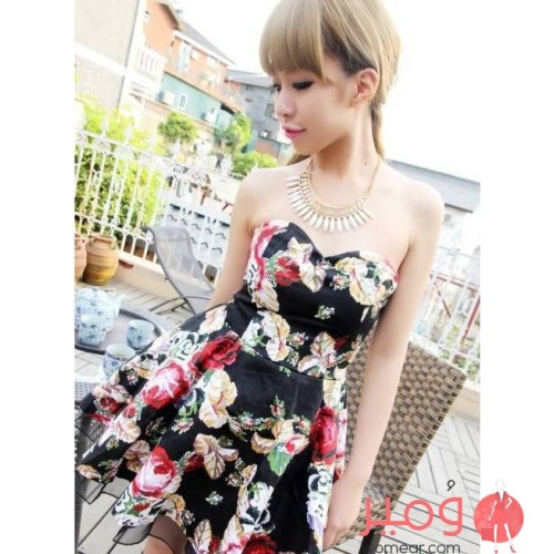 فستان صيفى قصير مثير بتنورة واسعة عارى الكتف والأكمام مزين بطبعات زهور تغطى كامل التصميم 