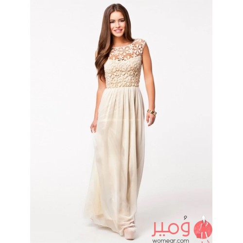 فستان  طويل وأنيق عاري الأكمام 