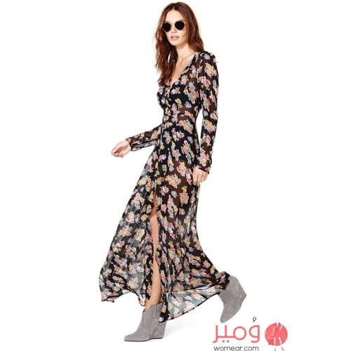 فستان أنيق طويل أكمام طويلة من الشيفون  مزين بطبعات زهور ملونة على كامل التصميم 