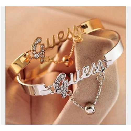 سوار دائري مزين بكتابات 