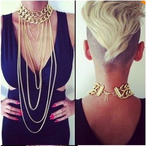 قلادة مميزة من عدة سلاسل متدلية