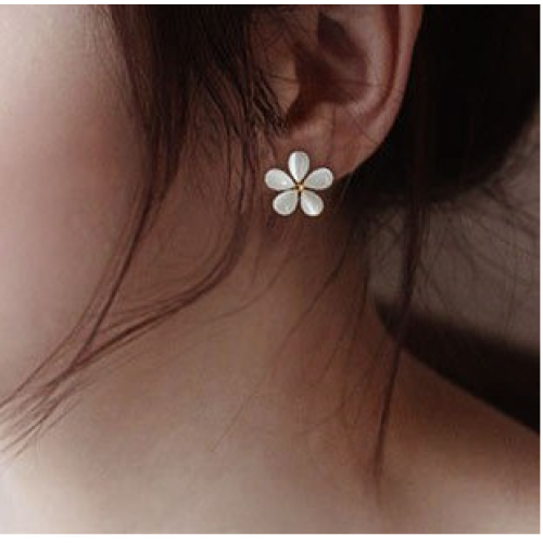 أقراط للأذن بشكل زهور