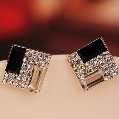 أقراط للأذن بشكل مربع