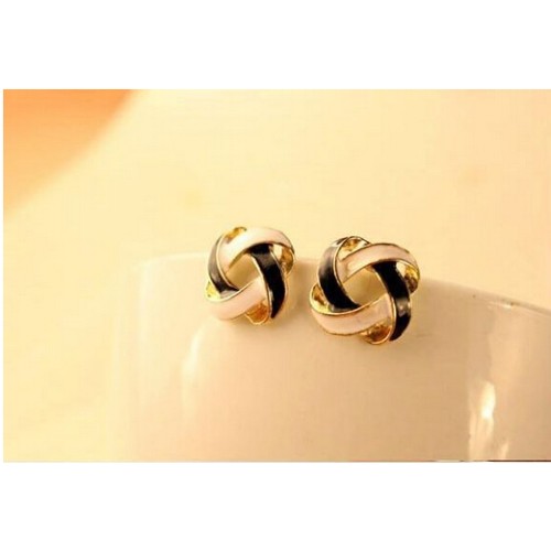 أقراط للأذن بألوان جميلة