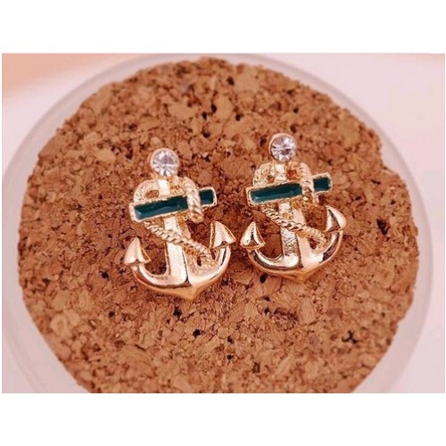 أقراط بلون الذهب وشكل جميل