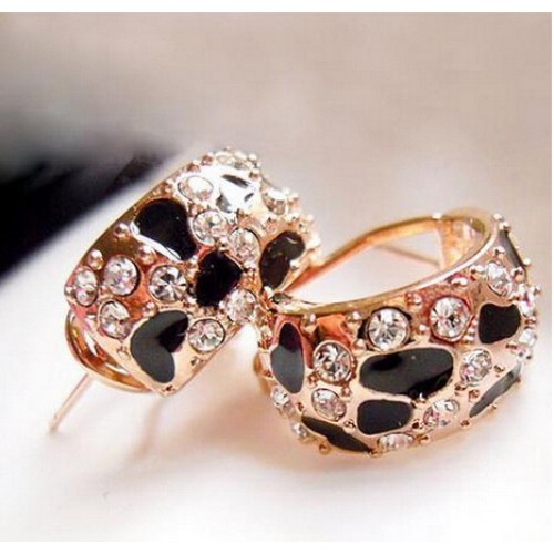 أقراط بتصميم جلد الفهد