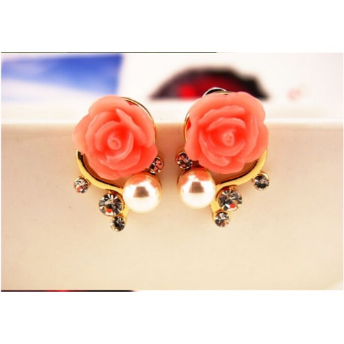 أقراط بشكل وردة