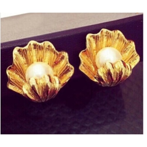 أقراط رائعة مزينة بحبات اللؤلؤ الفاخرة