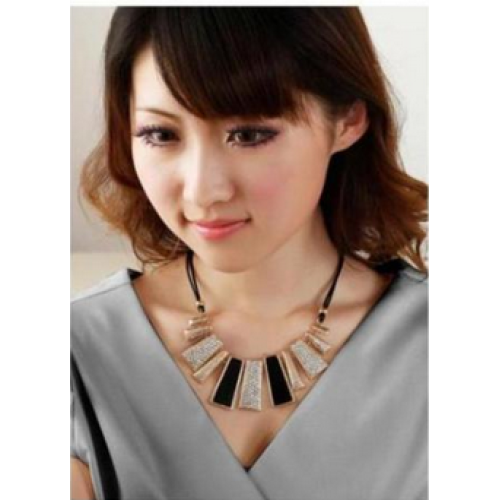 عقد بقلادة شكل هندسى 