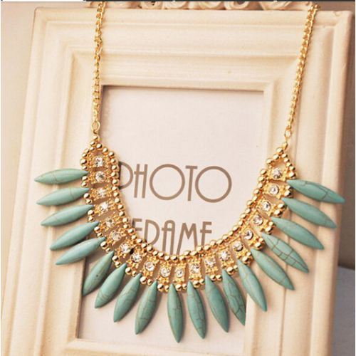 عقد بقلادة مزينة بالكريستال 