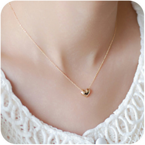 قلادة بلون الذهب وتعليقة قلب صغير