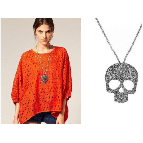 عقد بقلادة بشكل قناع 