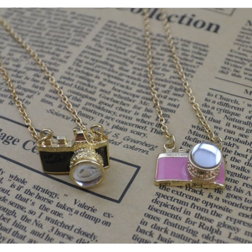 عقد بشكل كاميرا 