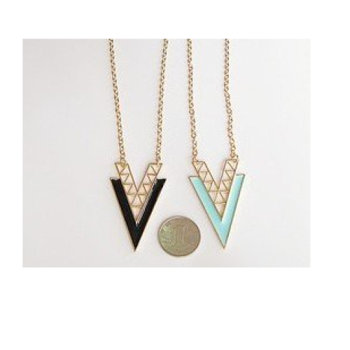 عقد بقلادة بشكل مثلث 