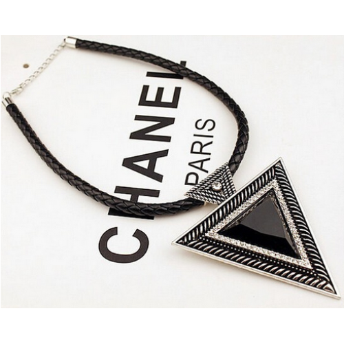 قلادة  بشكل مثلث 