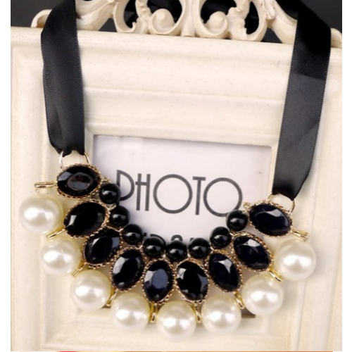 قلادة فاخرة من الأحجار الكريمة 