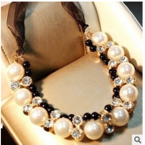 قلادة فاخرة من حبات الكريستال