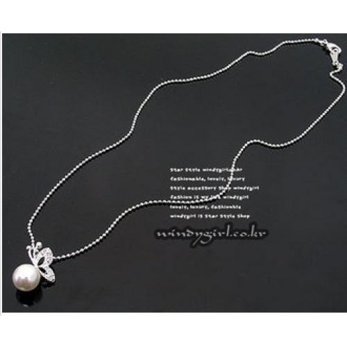 قلادة من حبات اللؤلؤ الجميلة