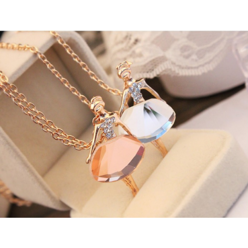 عقد بقلادة بشكل عروسة  