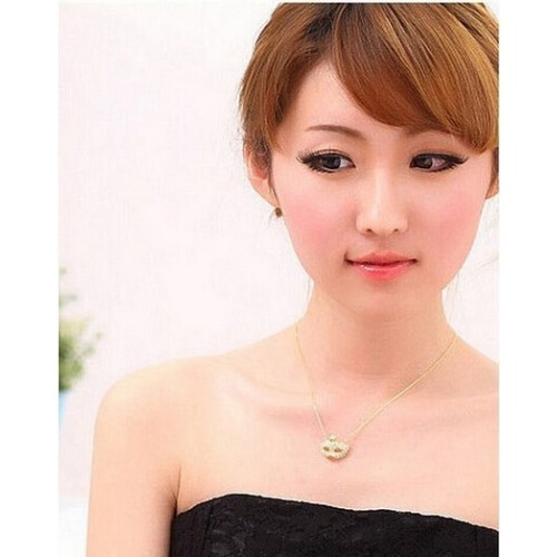 قلادة بشكل قناع مزين بحجر الراين