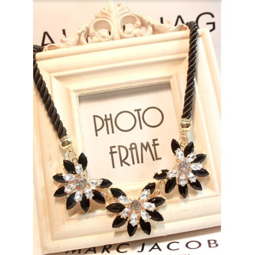 قلادة عدة طبقات بشكل زهور مزينة  بحجر الراين