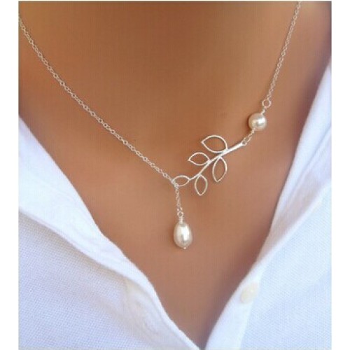 قلادة رائعة من حبيبات اللؤلؤ وشكل ورقة 