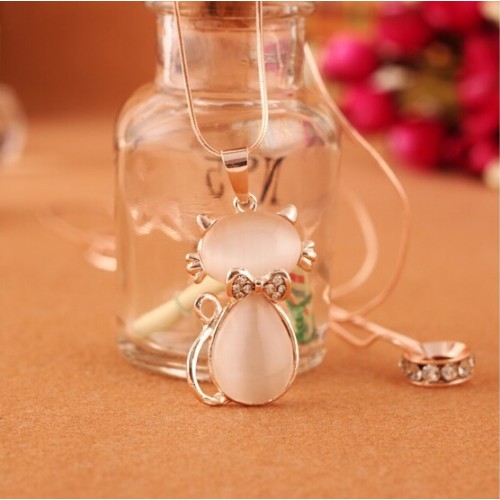 قلادة جميلة بتصميم قطة رائعة