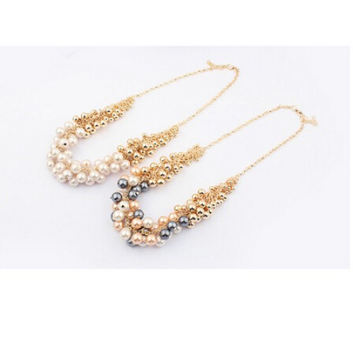 عقد مزين بالأحجار الكريمة والفاخرة