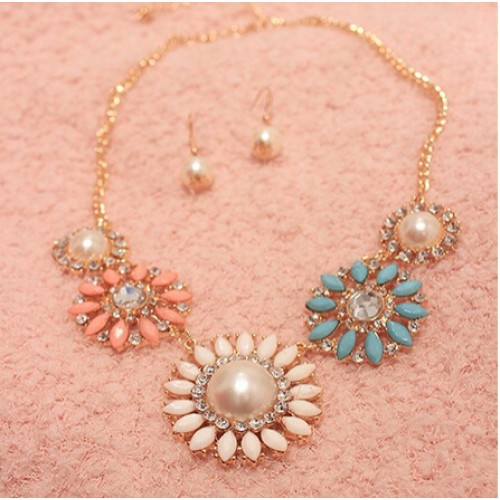 قلادة بتصميم زهرة عباد الشمس