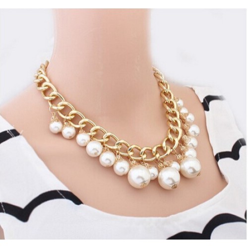 قلادة رائعة مزينة بالكريستال الجميل