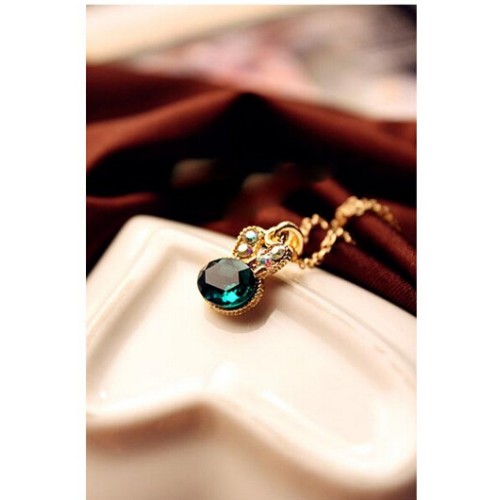 قلادة جميلة من الكريستال