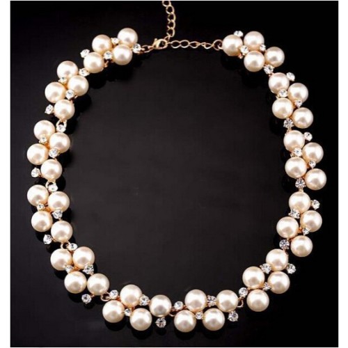 قلادة رائعة مزينة بالكريستال اللامع