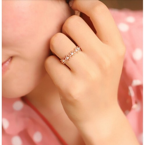 خاتم بشكل زهور صغيرة