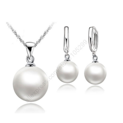 قلادة وأقراط للأذن من حبات اللؤلؤ