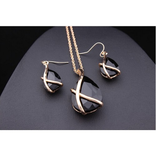 طقم (عقد بقلادة كريستال وأقراط دبوسية مزينة بالكريستال ) شيك وجذاب