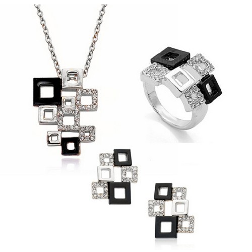 طقم مجوهرات جميل بشكل مربعات 