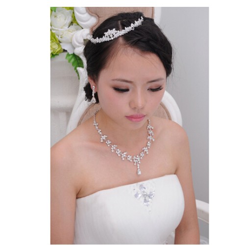 طقم مجوهرات فاخر من الكريستال لحفلات الزفاف