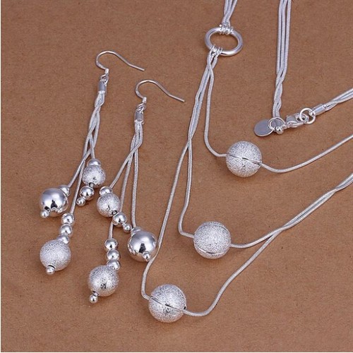 قلادة مميزة وأقراط للأذن